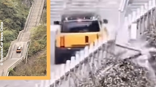 Gelbes Auto fährt eine steile Treppe in China hinauf.