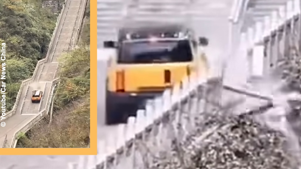 Gelbes Auto fährt eine steile Treppe in China hinauf.
