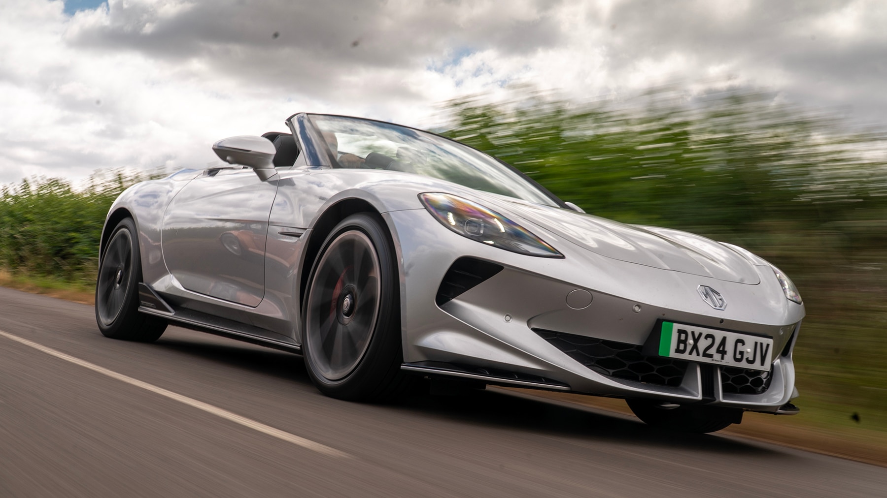 Mit-einem-E-Roadster-im-Paradies-der-Petrolheads