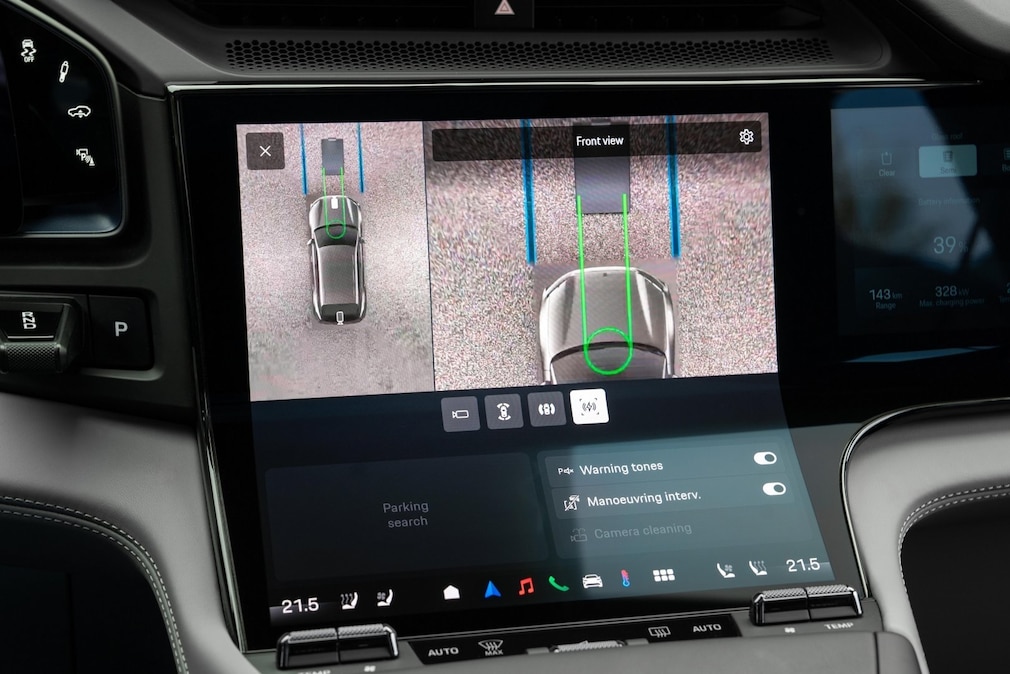 Porsche Cayenne Electric leitet Fahrer in die richtige Ladeposition
