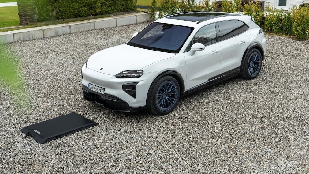 Porsche Cayenne Electric mit Bodenplatte