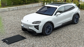 Porsche Cayenne Electric mit Bodenplatte