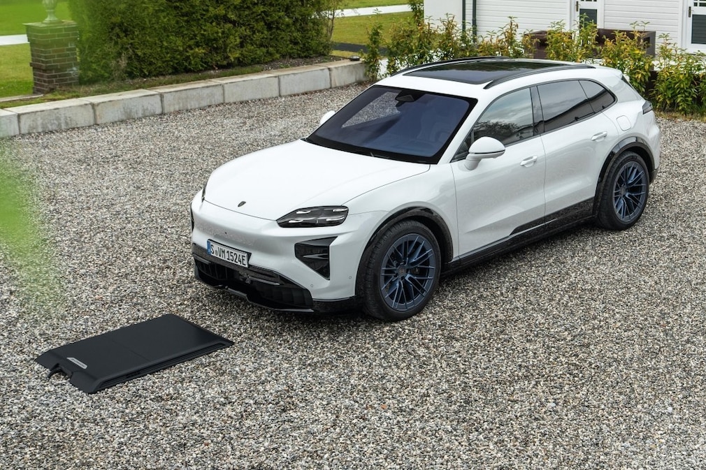 Porsche Cayenne Electric mit Ladeplatte