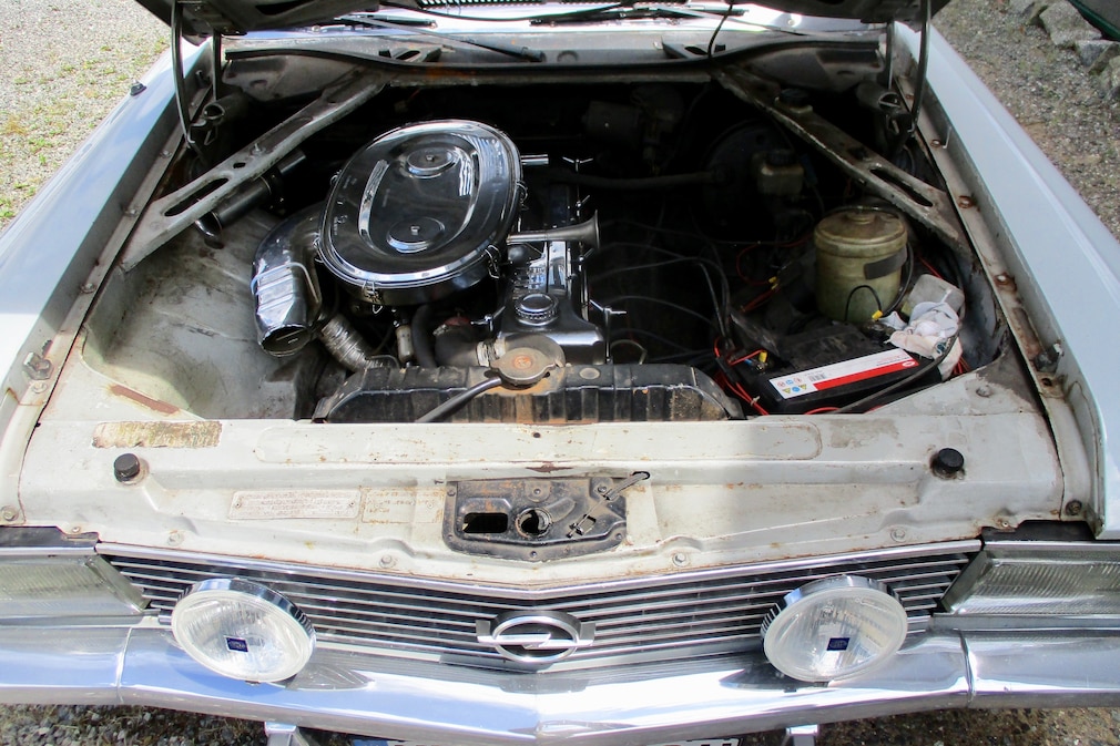 Opel Admiral B Schrägheck-Umbau von Vogt, Motor und Motorraum