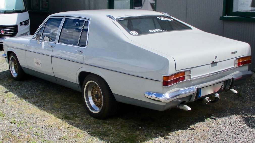 Opel Admiral B Schrägheck-Umbau von Vogt stehend schräg von hinten