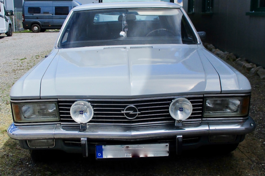Opel Admiral B Schrägheck-Umbau von Vogt stehend von vorn