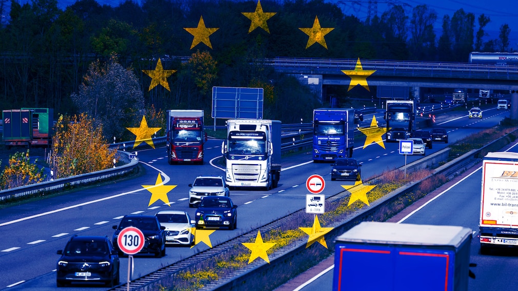 Symbolbild: Bild einer Autobahn mit hinein kopierter EU-Flagge