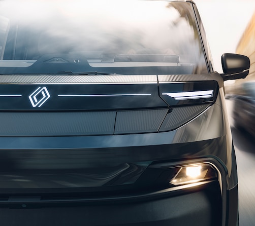 Detailaufnahme der Motorhaube mit Lichtsigantur des Renault Traffic.