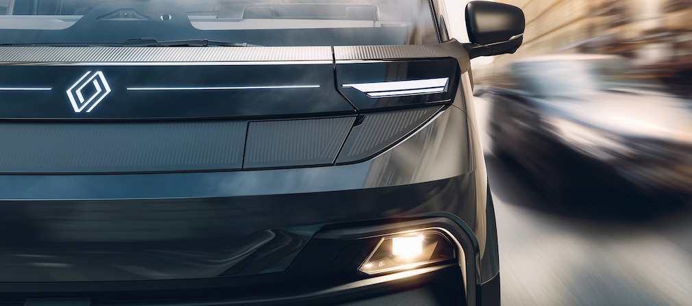 Detailaufnahme der Motorhaube mit Lichtsigantur des Renault Traffic.