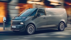 Renault Traffic E-Tech Electric parkend an einer Ladesäule.