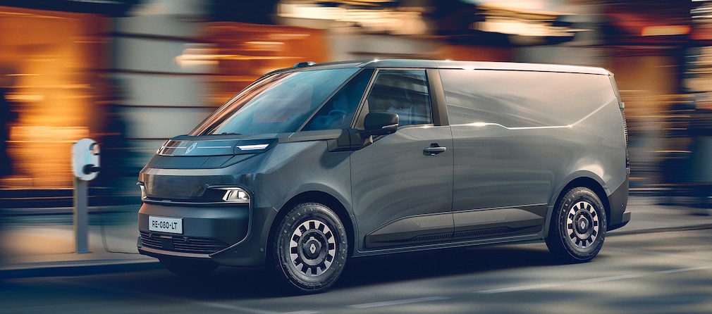 Renault Trafic E-Tech Electric an der Ladesäule.