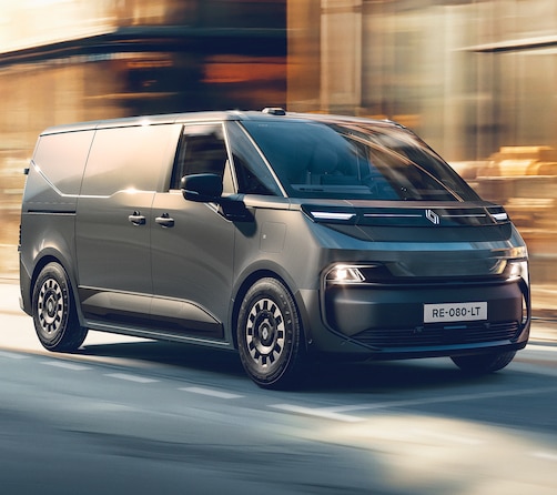 Renault Trafic E-Tech Electric parkend in der Stadt