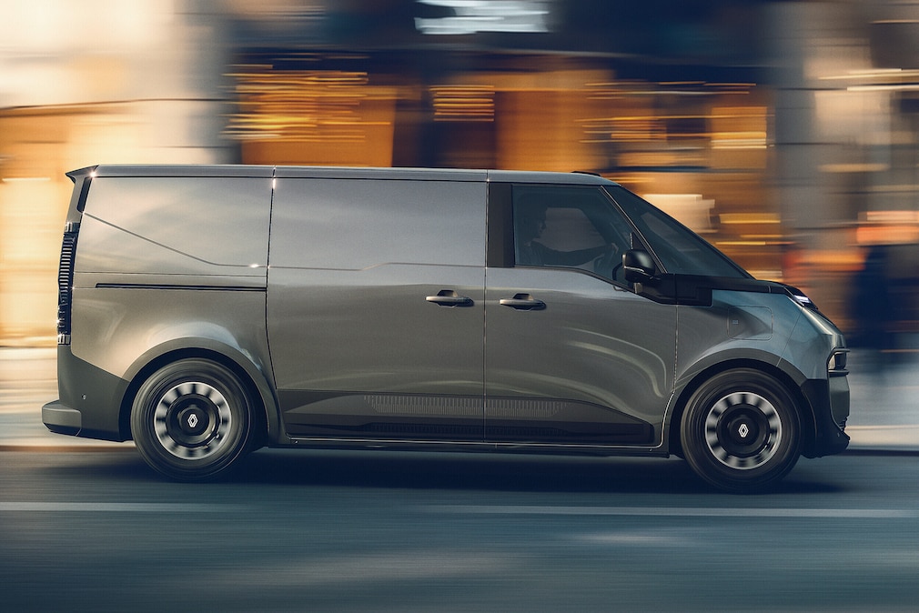 Renault Trafic fahrend im Profil.