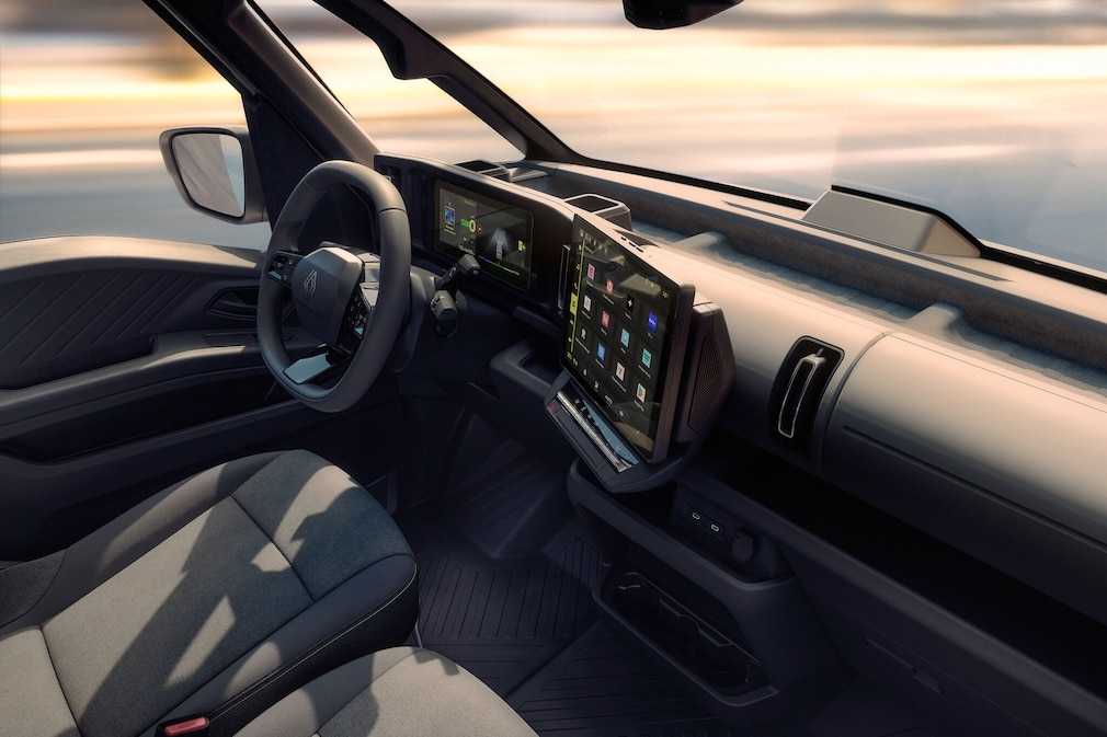 Blick von oben seitlich ins Cockpit des Renault Trafic