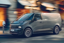 Renault Trafic E-Tech Electric an der Ladesäule.