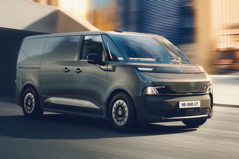Renault Trafic E-Tech Electric fährt durch eine moderne Stadtumgebung.