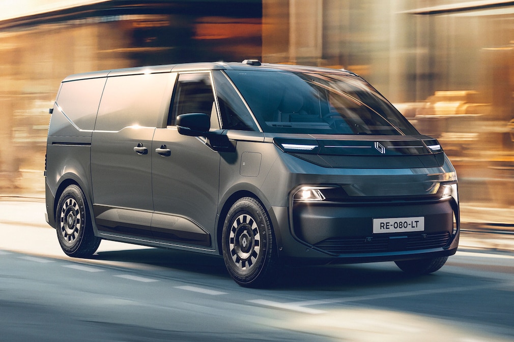 Renault Trafic E-Tech Electric parkend in der Stadt