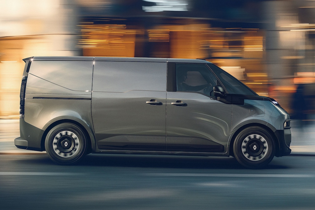 Renault Trafic fahrend im Profil.