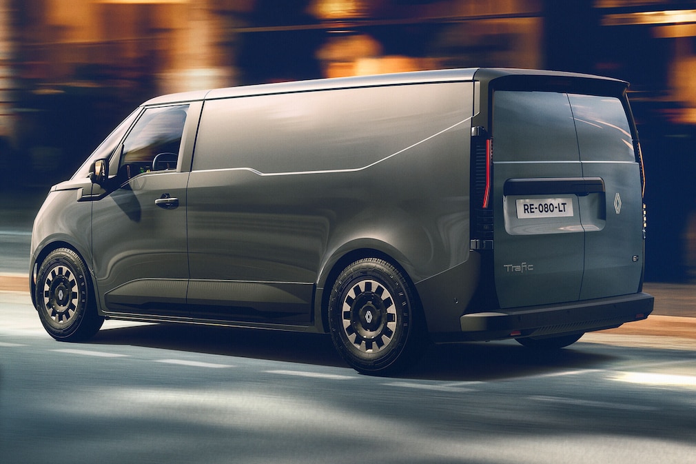 Renault Trafic fotografiert von schräg hinten.