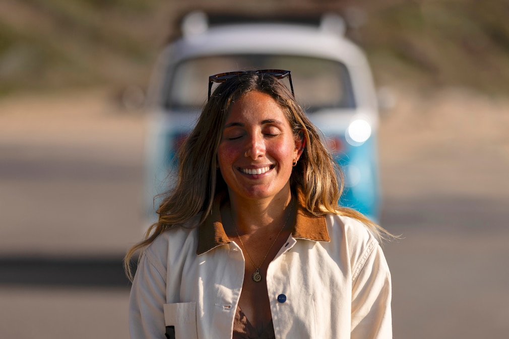 Besitzerin mit geschlossenen Augen vor dem VW T2