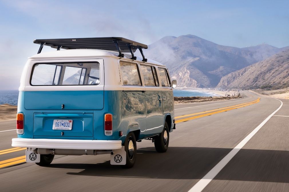 VW Bus T2 T2b Bulli fahrend schräg von hinten