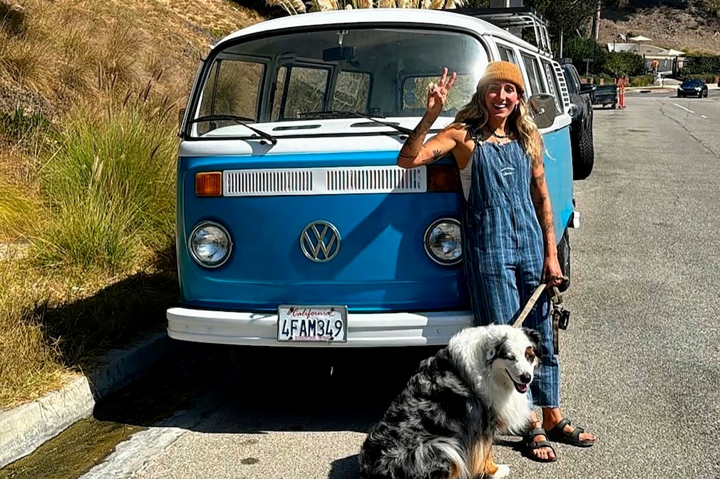 VW Bus T2 T2b Bulli mit Besitzerin und Hund