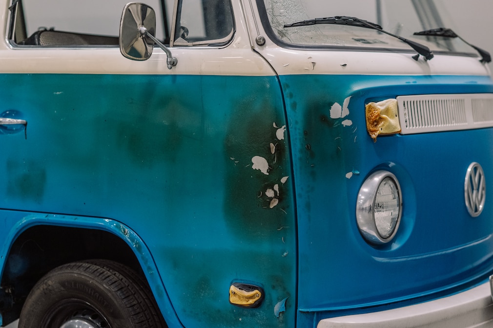 VW Bus T2 T2b Bulli mit Brandschäden, Details an der Beifahrerseite vorn