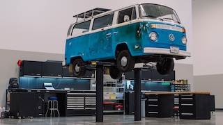 VW Bus T2 T2b Bulli mit Brandschäden vom Feuer, von schräg vorn auf der Hebebühne