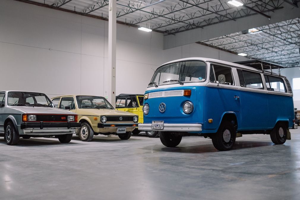 VW Bus T2 T2b Bulli mit weiteren VW-Oldtimern