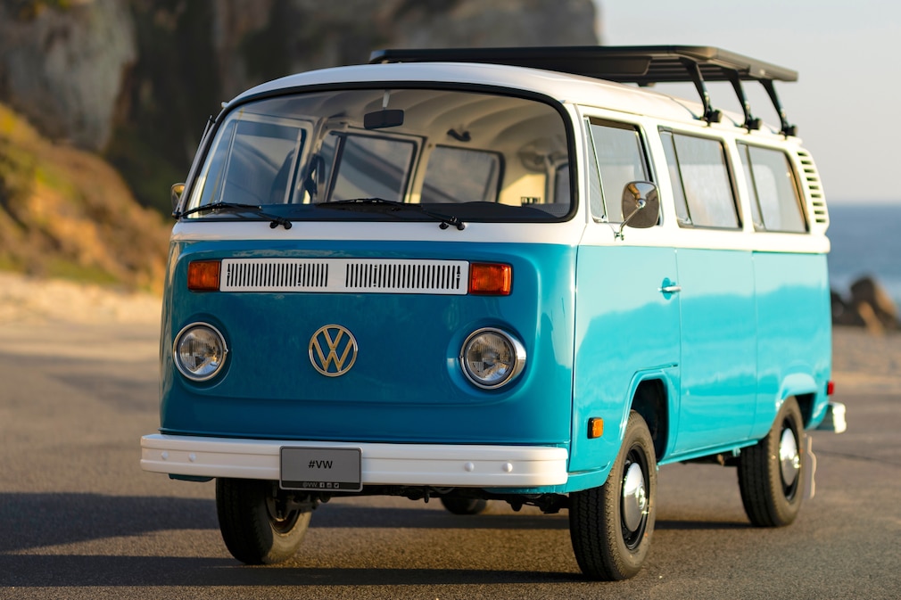 VW Bus T2 T2b Bulli restauriert, stehend schräg von vorn