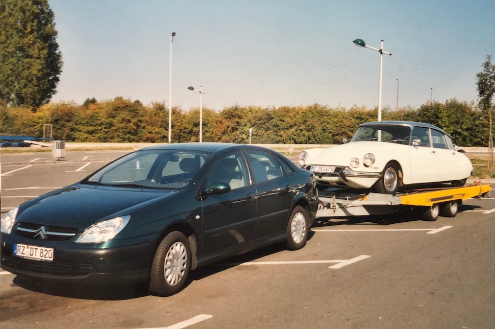 Citroen C5 der 2000er-Jahre mit gelbem Anhänger, darauf die zum Filmauto umgebaute ID 19