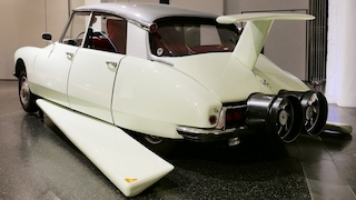 Citroen DS / ID 19 Umbau als Fantomas-Filmauto stehend schräg von hinten