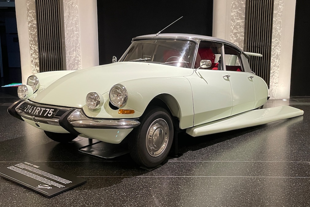 Citroen DS / ID 19 Umbau als Fantomas-Filmauto stehend schräg von vorn in der Ausstellung im Automuseum Prototyp