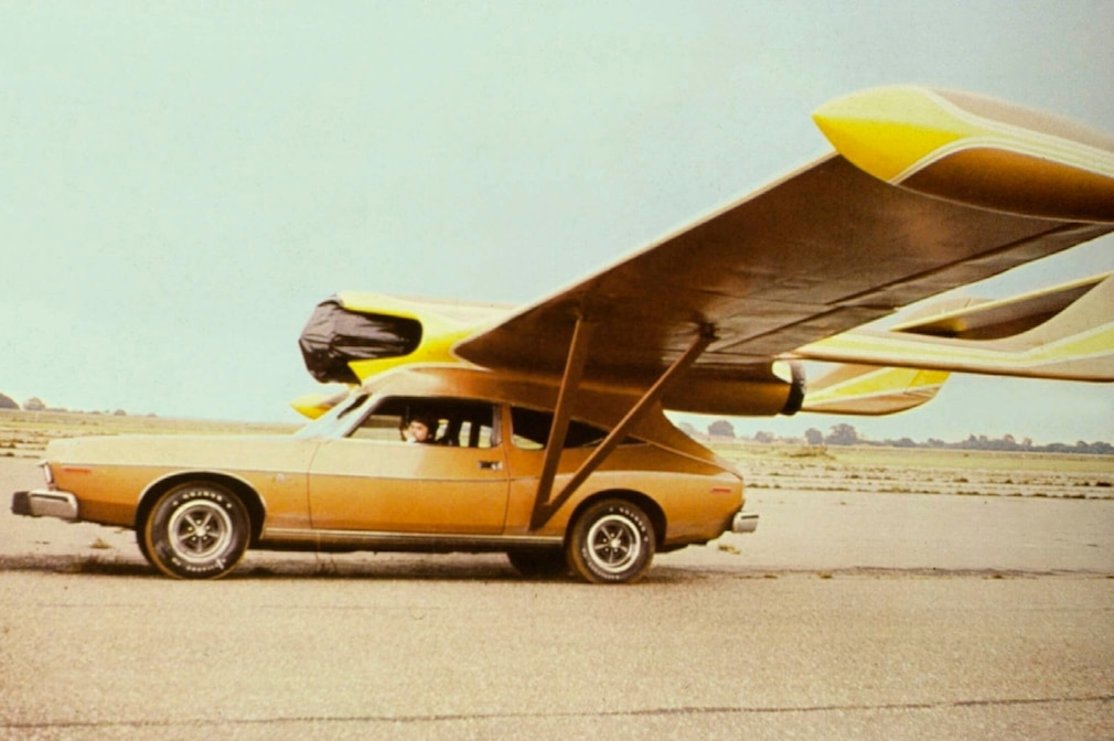 historische Filmszene, AMC Matador Brougham Coupe mit Tragflächen am Dach