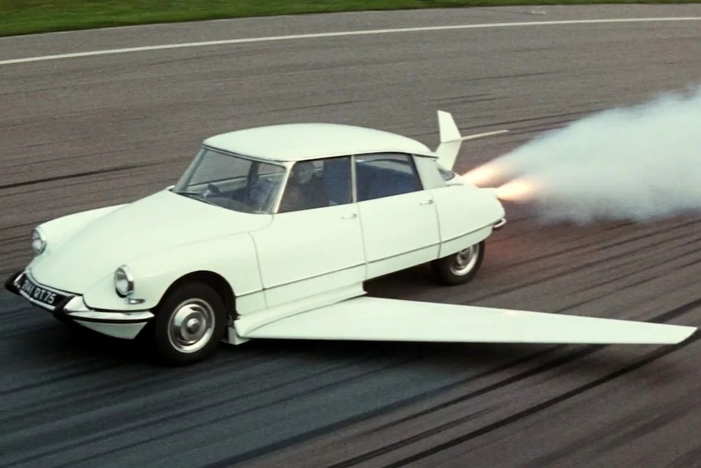 historische Filmszene: fliegendes Auto, Citroen DS als Fantomas-Filmauto während des Starts