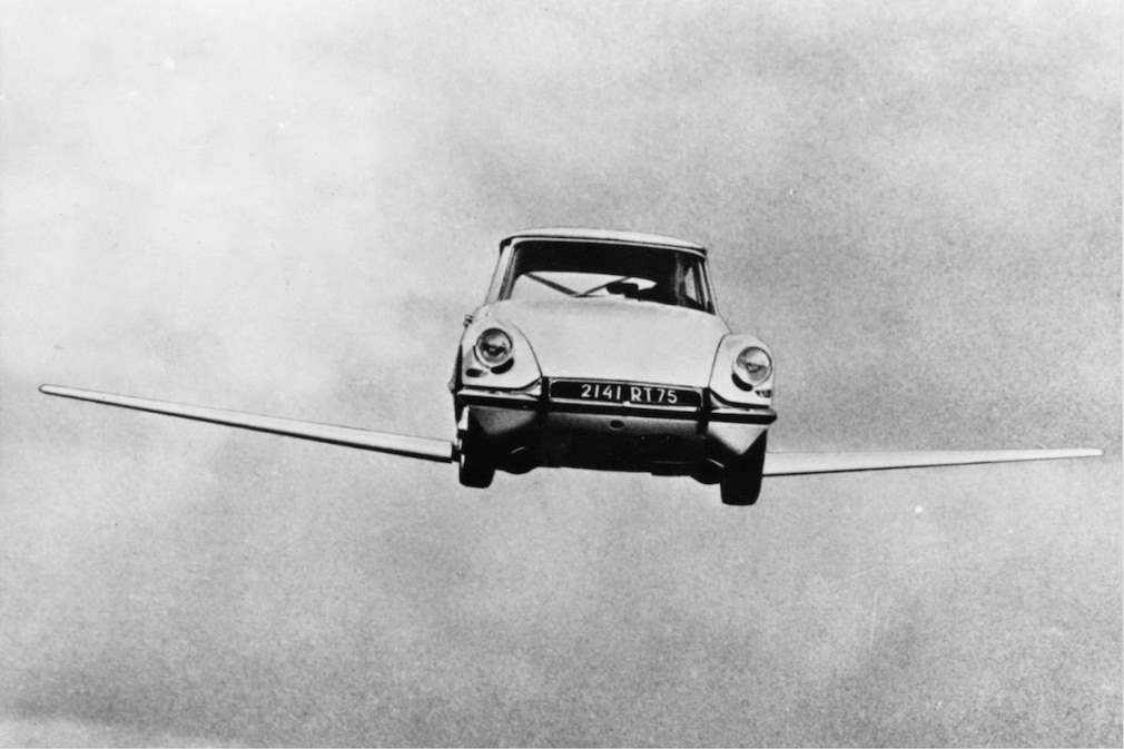 historische Filmszene in Schwarzweiß: fliegende Citroen DS von vorn