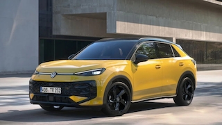 Der neue VW T-Roc in Gelb vor einer Wand