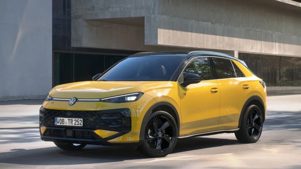 Der neue VW T-Roc in Gelb vor einer Wand