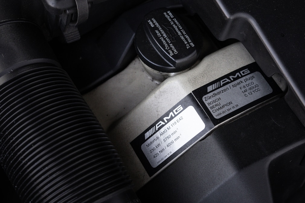 AMG-Aufkleber im Motorraum des Mercedes 400 E AMG 4.2