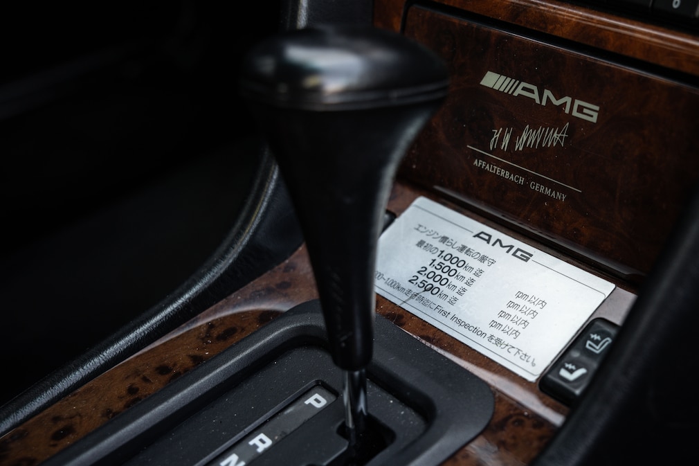 Aufkleber im Cockpit des Mercedes 400 E AMG 4.2