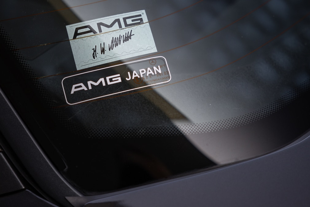 Aufkleber in der Heckscheibe des Mercedes 400 E AMG 4.2