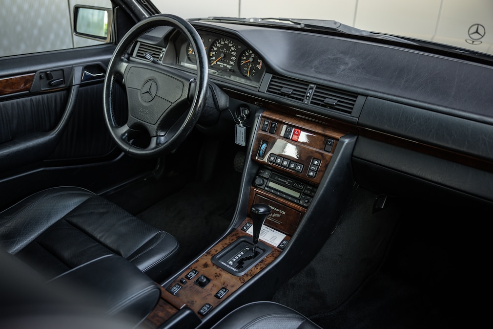 Cockpit des Mercedes 400 E AMG 4.2