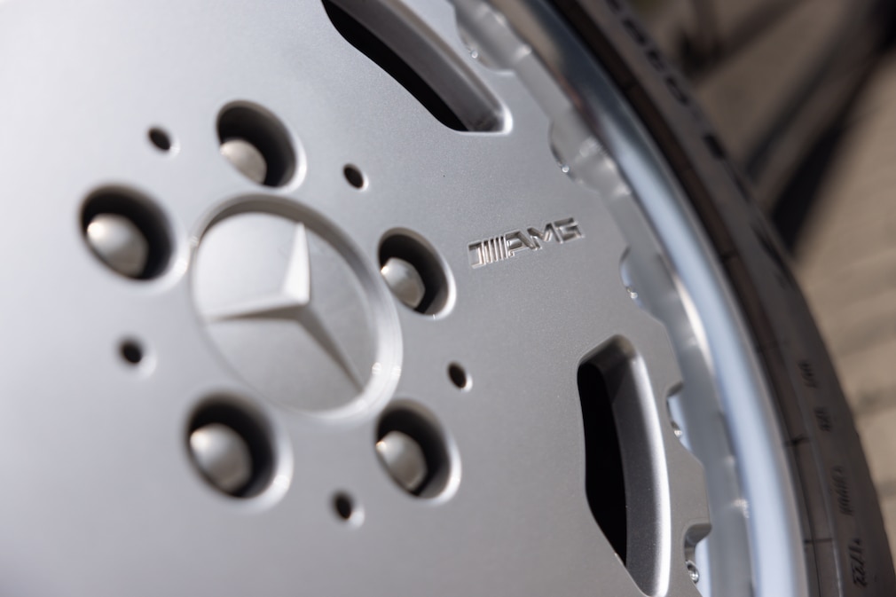 Detail: Alu-Rad des Mercedes 400 E AMG 4.2