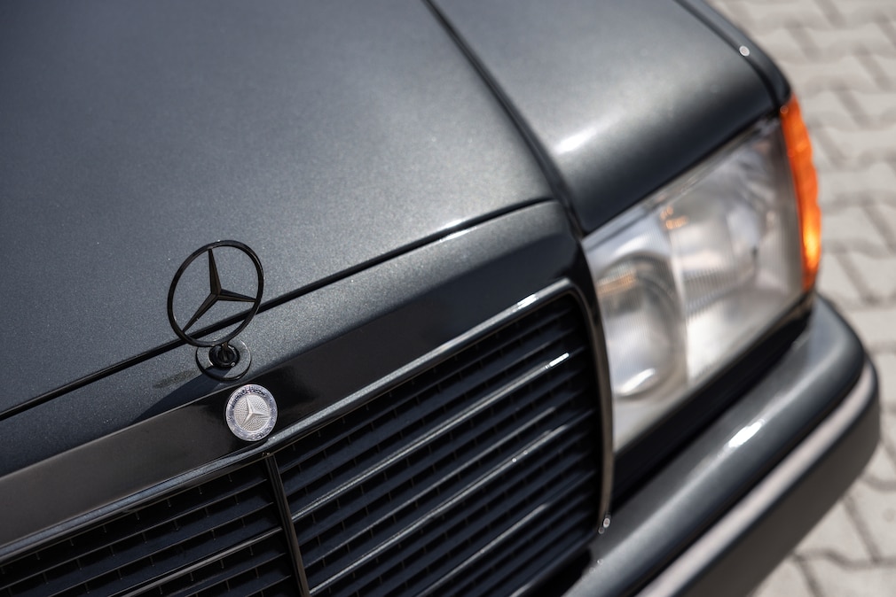 Mercedes 400 E AMG 4.2, Kotflügel und Rad links vorn, Detail Kühlergrill