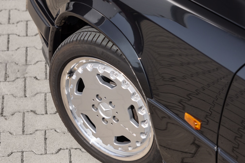 Mercedes 400 E AMG 4.2, Kotflügel und Rad links vorn