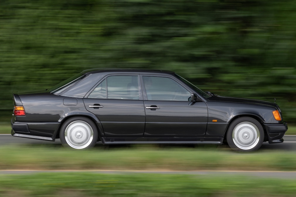 Mercedes 400 E AMG 4.2 fahrend von der Seite