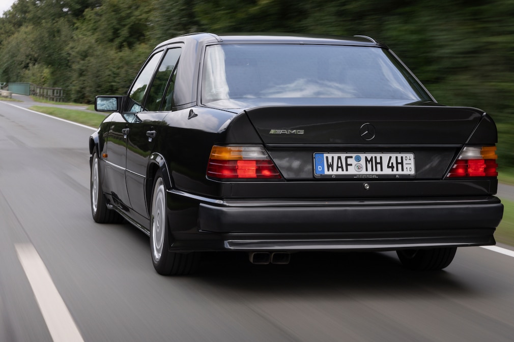 Mercedes 400 E AMG 4.2 fahrend von hinten