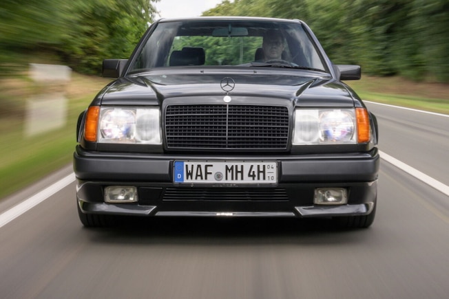 Mercedes 400 E AMG 4.2 fahrend von vorn