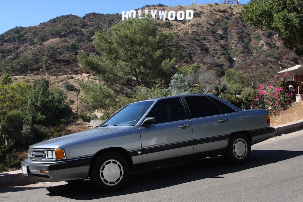 Audi 5000 parkt vorm Hollywood-Zeichen
