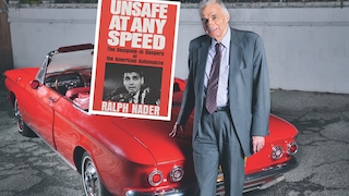 Rechtsanwalt Ralph Nader an einem Chevrolet Corvair Cabrio, dazu die Titelseite seines Buches